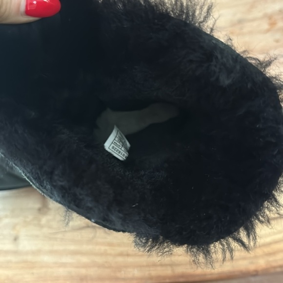 UGG | Bailey Button II | Black | size 6 - Picture 9 of 9
